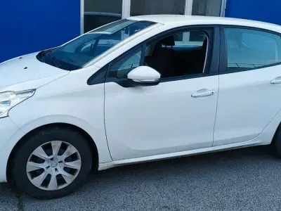 Gebraucht Peugeot 208 68 PS (50 kW) 2015 Weiß Kleinwagen