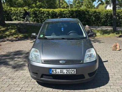 Używany Ford Fiesta 68 KM (50 kW) 2004 Szary Hatchback