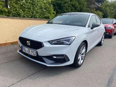 Weiß (metallic) Gebraucht 2024 Seat Leon FR Limousine | 31.100 € (Etwas zu teuer)