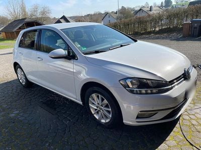 Gebraucht VW Golf VII Comfortline 110 PS (80 kW) 2018 Weiß Limousine