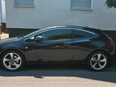 Gebraucht Opel Astra GTC 140 PS (102 kW) 2015 Schwarz Coupé