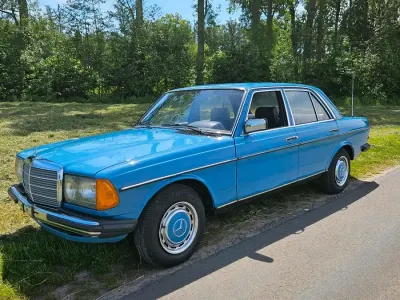 Gebraucht Mercedes 200 106 PS (77 kW) 1981 Blau Limousine