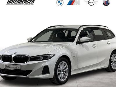 Alpinweiß uni Gebraucht 2022 BMW 320e Sport Line Kombi | 29.890 € (Fairer Preis)