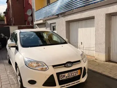 Gebraucht Ford Focus 101 PS (74 kW) 2014 Weiß Limousine