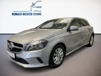 Gebraucht Mercedes A180 122 PS (89 kW) 2015 Silber Kleinwagen