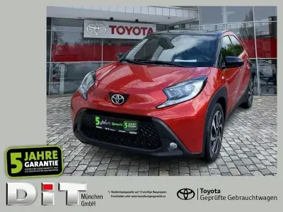 Gebraucht Toyota Aygo Pulse 72 PS (52 kW) 2024 Chili red (3u4)/ black mica (2 Kleinwagen