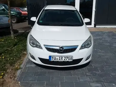 Używany Opel Astra Edition 110 KM (80 kW) 2010 Biały Sedan/Limuzyna