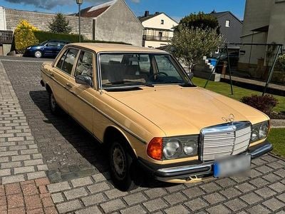 Second-hand Mercedes 240 72 CP (52 kW) 1980 Berlinǎ