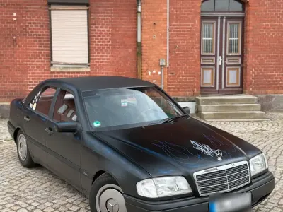 Gebraucht Mercedes C180 122 PS (89 kW) 1995 Schwarz Limousine