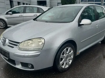 Second-hand VW Golf IV Sportline 102 CP (75 kW) 2004 Argintiu Berlinǎ