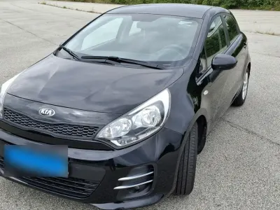 Gebraucht Kia Rio 84 PS (61 kW) 2016 Schwarz Limousine