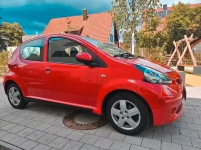 Gebraucht Toyota Aygo 69 PS (50 kW) 2008 Rot Kleinwagen