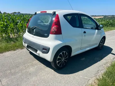 Gebraucht Peugeot 107 73 PS (53 kW) 2011 Weiß Kleinwagen