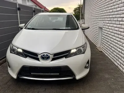 Gebraucht Toyota Auris Hybrid Edition 99 PS (72 kW) 2013 Weiß Limousine