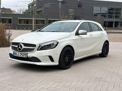 Używany Mercedes A180 Edition 122 KM (89 kW) 2015 Biały Sedan/Limuzyna