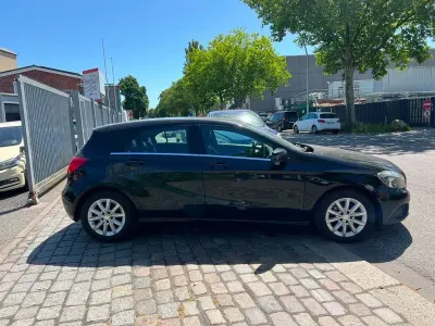 Gebraucht Mercedes A180 122 PS (89 kW) 2013 Schwarz Kleinwagen