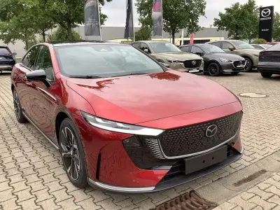 Neu Mazda 6e Takumi-Line 189 kW (258 PS) 2026 Soul red crystal m Limousine