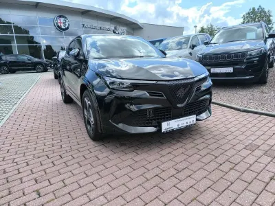 Neu Alfa Romeo Junior Edizione Speciale 145 PS (106 kW) 2026 Schwarz SUV