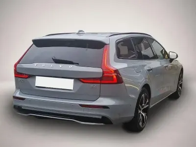 Gebraucht Volvo V60 Plus 197 PS (144 kW) 2025 Manufacturer Kombi