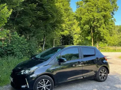 Gebraucht Toyota Yaris Hybrid 73 PS (53 kW) 2018 Schwarz Kleinwagen