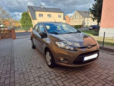 Gebraucht Ford Fiesta Champions Edition 82 PS (60 kW) 2012 Braun Limousine