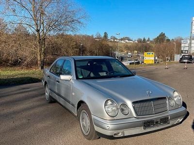 Silber Gebraucht 1996 Mercedes E230 Limousine | 1.900 €