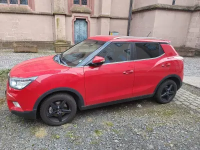 Gebraucht SsangYong Tivoli 128 PS (94 kW) 2015 Rot SUV