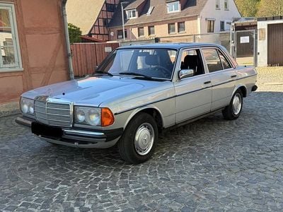Usata Mercedes E230 136 CV (100 kW) 1981 Argento Berlina
