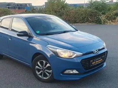 Gebraucht Hyundai i20 Passion 101 PS (74 kW) 2018 Blau Limousine