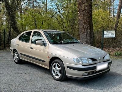 Usata Renault Mégane 75 CV (55 kW) 1998 Oro Berlina