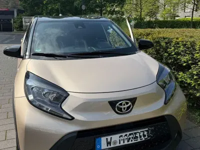 Brugt Toyota Aygo Team 72 HK (52 kW) 2024 Beige Hatchback