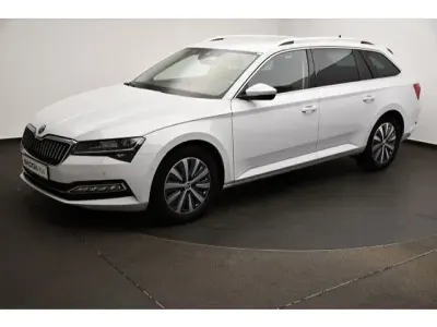 Gebraucht Skoda Superb Style 150 PS (110 kW) 2023 Moonweiss metallic (metallic) Kombi