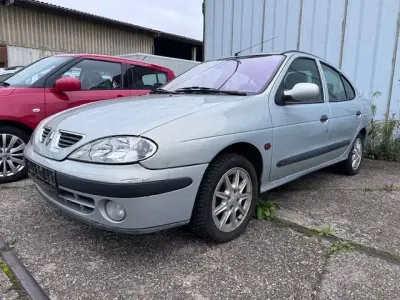 Gebraucht Renault Mégane 64 PS (47 kW) 2000 Silber Limousine