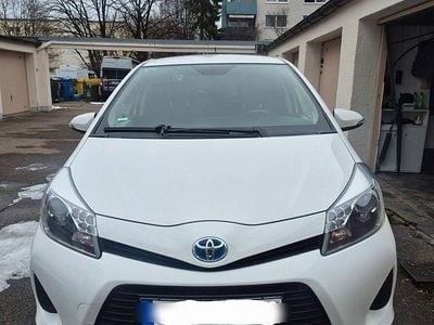 Weiß Gebraucht 2013 Toyota Yaris Hybrid Kleinwagen | 6.700 € (Etwas zu teuer)
