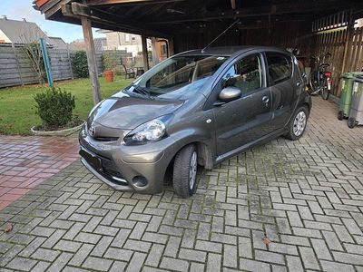 Braun Gebraucht 2013 Toyota Aygo Kleinwagen | 5.999 € (Teuer)