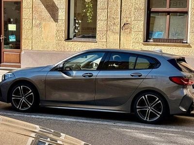 Grau Gebraucht 2023 BMW 118 M Sport Kleinwagen | 25.700 € (Fairer Preis)