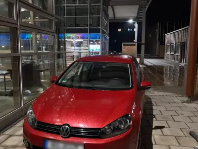 Gebraucht VW Golf VI 100 PS (73 kW) 2010 Rot Kleinwagen