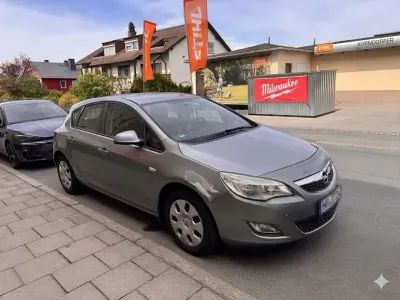 Używany Opel Astra Selection 101 KM (74 kW) 2010 Sedan/Limuzyna