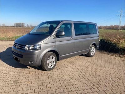 Gebraucht VW Caravelle Comfortline 179 PS (131 kW) 2013 Grau Van / Kleinbus