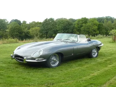 Begagnad Jaguar E-Type 250 HK (183 kW) 1962 Grå Cab