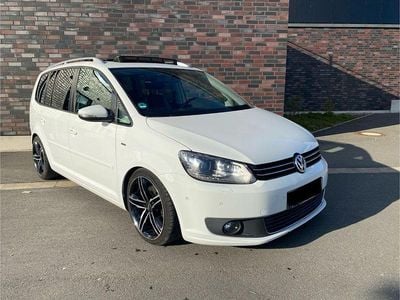 Second-hand VW Touran Highline 140 CP (102 kW) 2014 Alb Monovolum
