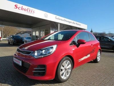 Gebraucht Kia Rio DREAM-TEAM Edition 84 PS (61 kW) 2015 Rot Limousine