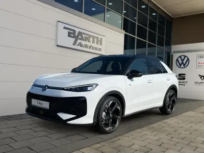 Gebraucht VW T-Roc R-line 150 PS (110 kW) 2026 Pure white uni schwarz (weiß) SUV
