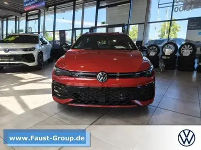 Gebraucht VW Golf VIII Style 150 PS (110 kW) 2025 Rot metallic Kombi