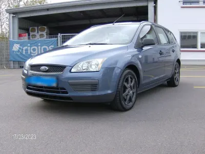 Usado Ford Focus Trend 101 CV (74 kW) 2005 Azul Familiar