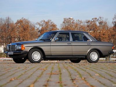 Gebraucht Mercedes E230 136 PS (100 kW) 1982 Grau Limousine