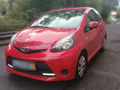 Gebraucht Toyota Aygo 68 PS (50 kW) 2012 Rot Kleinwagen