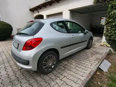 Gebraucht Peugeot 207 Urban Move 95 PS (69 kW) 2008 Silber Limousine