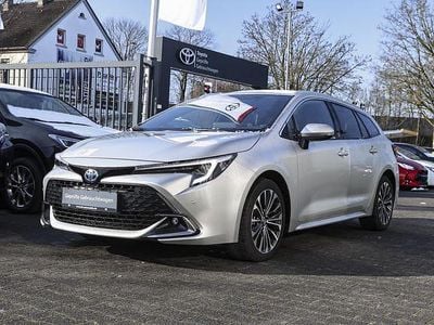 Precious silver metallic Gebraucht 2023 Toyota Corolla Team Kombi | 29.539 € (Etwas zu teuer)