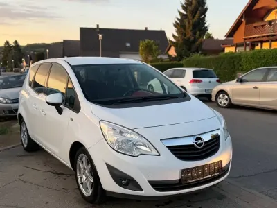 Gebraucht Opel Meriva Edition 101 PS (74 kW) 2011 Weiß Van / Kleinbus